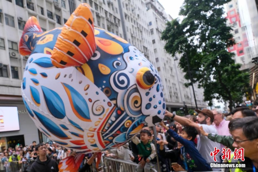 香港举行艺趣嘉年华巡游 巨型木偶铜锣湾街头与民同乐