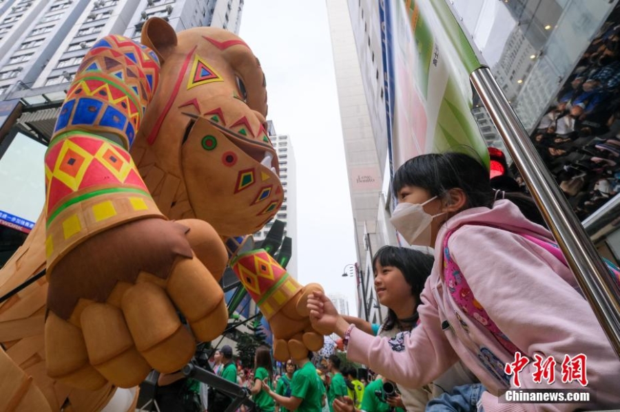 香港举行艺趣嘉年华巡游 巨型木偶铜锣湾街头与民同乐