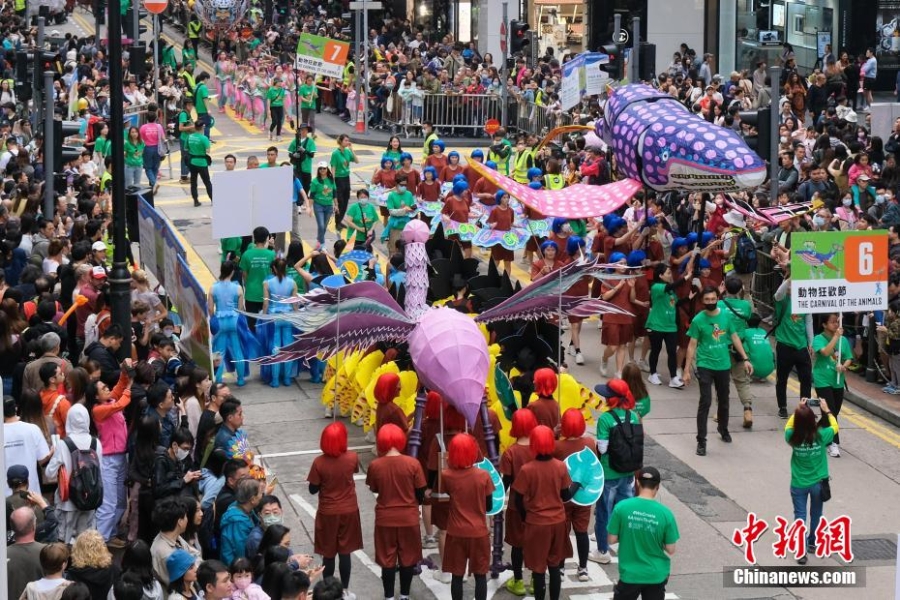 香港举行艺趣嘉年华巡游 巨型木偶铜锣湾街头与民同乐