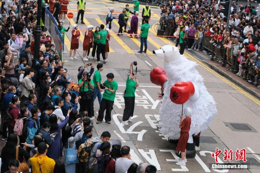 香港举行艺趣嘉年华巡游 巨型木偶铜锣湾街头与民同乐