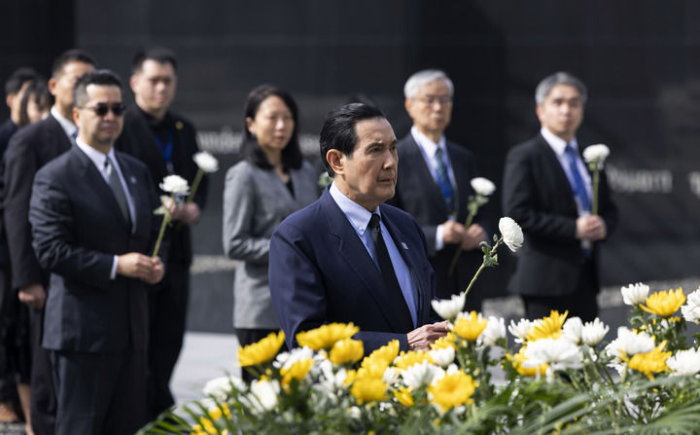 3月29日，中国国民党前主席马英九一行参观了侵华日军南京大屠杀遇难同胞纪念馆，深切悼念遇难同胞。新华社记者 才扬 摄