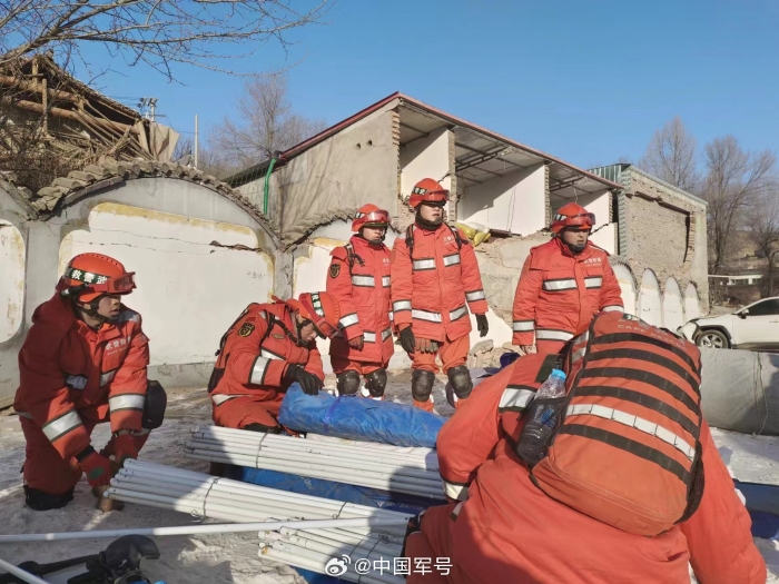 武警官兵零下18徹夜救援受災群眾