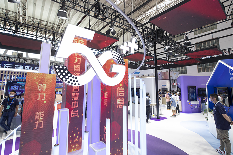 在2022世界5G大会展厅里，人们在中国移动集团有限公司展区参观。（图源：新华社）