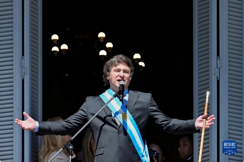 12月10日，在阿根廷首都布宜诺斯艾利斯，阿根廷新总统米莱在总统府玫瑰宫阳台上向民众发表演说。（图源：新华社）