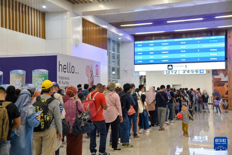 12月25日，乘客在印度尼西亚雅加达的哈利姆车站候车大厅排队等候。（图源：新华社）