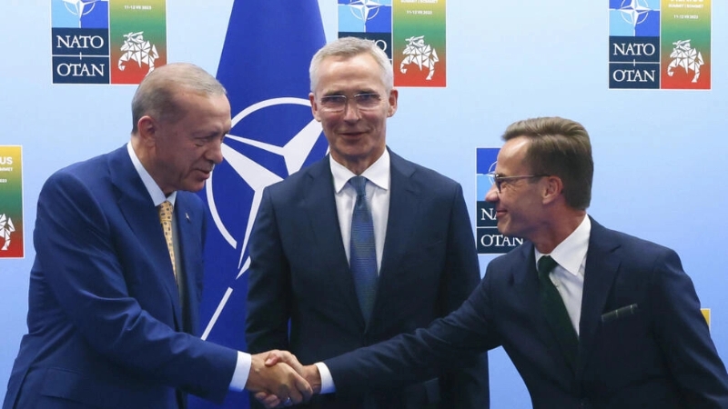 今年7月，土耳其总统埃尔多安与瑞典首相克里斯特松在维尔纽斯北约峰会期间握手，北约秘书长斯托尔滕贝格在场。 今年7月，土耳其总统埃尔多安与瑞典首相克里斯特松在维尔纽斯北约峰会期间握手，北约秘书长斯托尔滕贝格在场。 （图源：美联社）