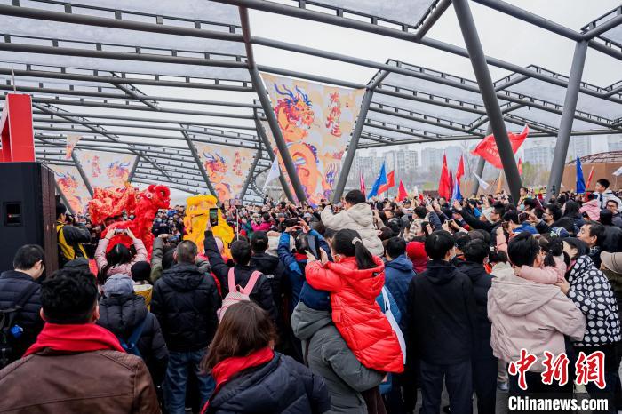 杭州新年走运大会启幕民众“走运”祈福打卡大运河