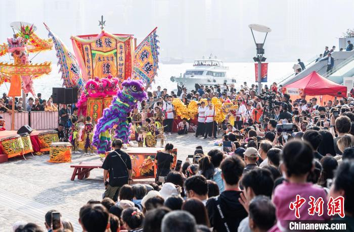 “香港龙狮节”助兴2024年元旦假期