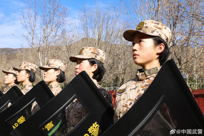 冬日的练兵场上,武警北京总队执勤第十三支队的女兵们成为一道靓丽的