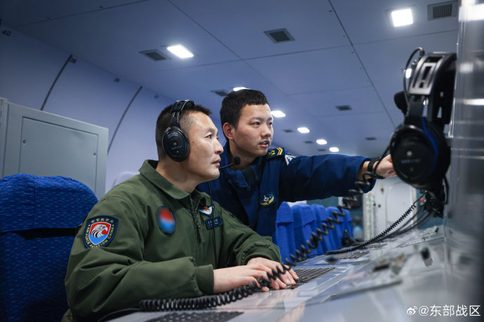 近日,東部戰區空軍某部機場上戰機轟鳴,機務官兵全力做好戰鷹升空前