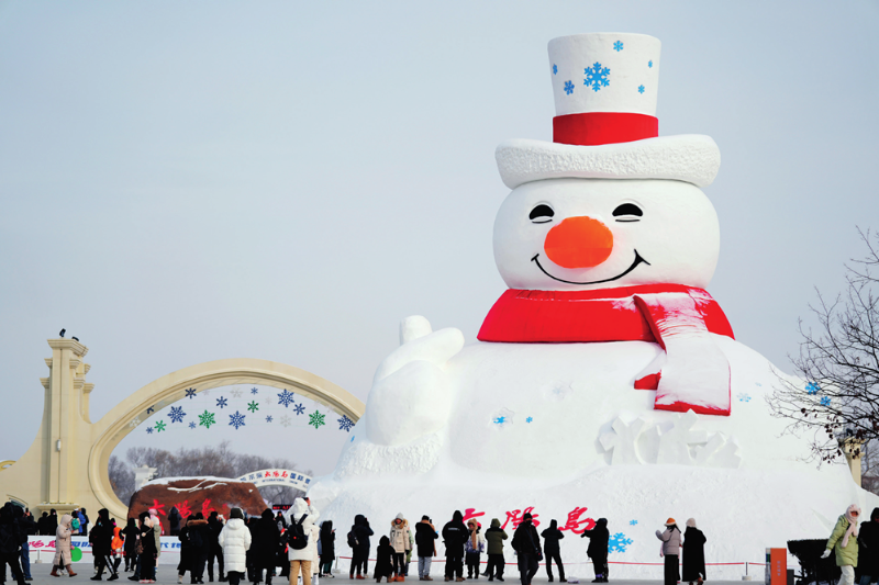 游客在哈尔滨太阳岛雪博会园区游玩（2024年1月1日摄） 王建威 摄