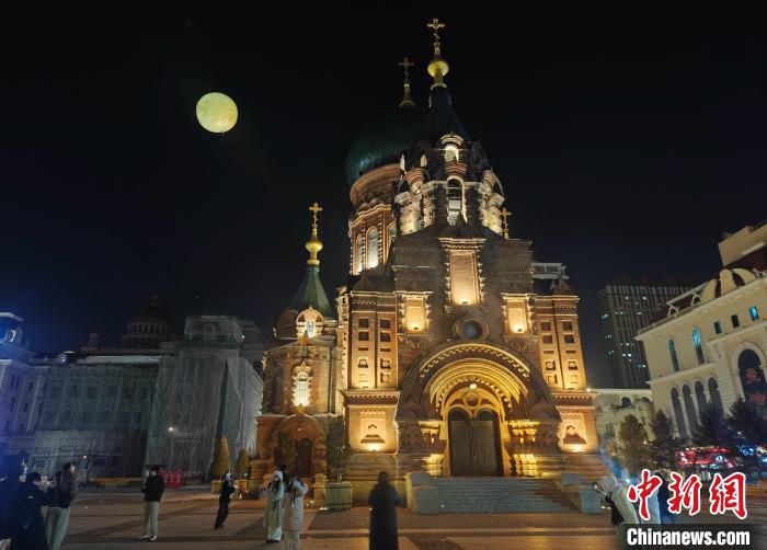 2023年12月13日晚，哈尔滨索菲亚教堂上空升起直径5米的人造月亮。　张育心 摄