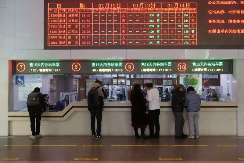 1月12日，春运火车票开始发售，旅客在上海火车站售票大厅购买火车票。（图源：新华社）