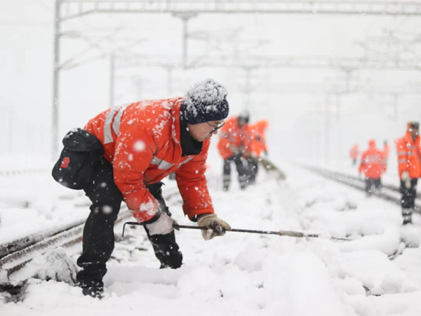 使命职员对于铁路道岔接管除了雪等措施。