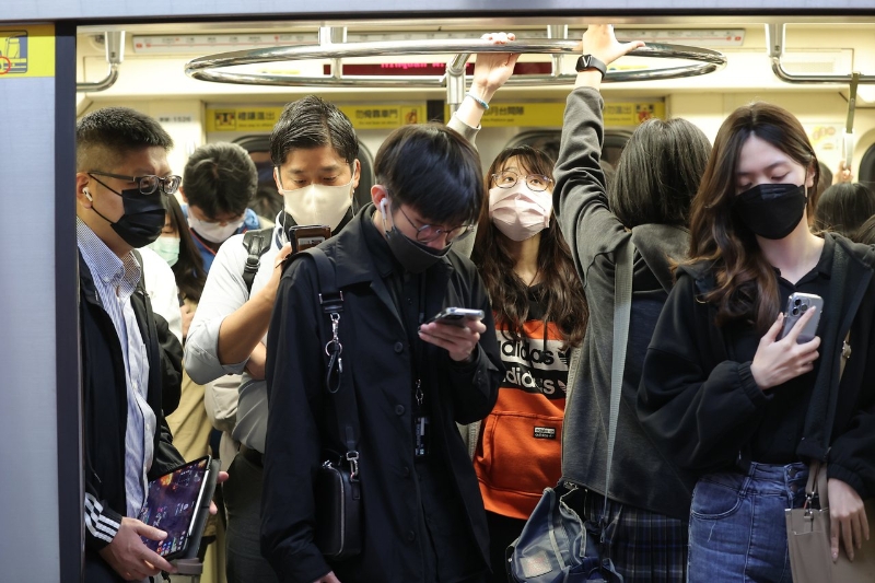 台湾地区春节前后恐迎来呼吸道疫情双高峰。（图源：台湾《联合报》）