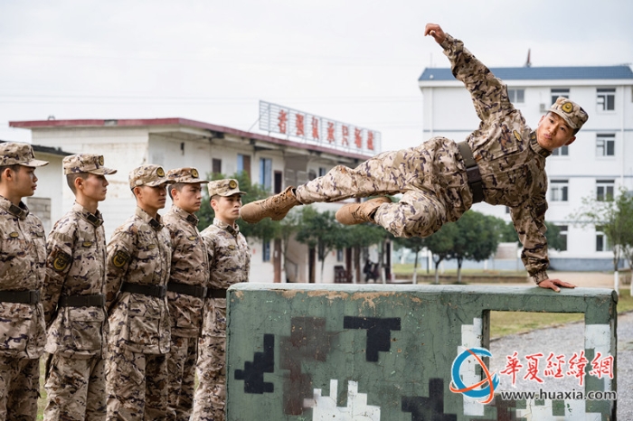图6、官兵在进行通过矮墙障碍训练（李庆  摄）_副本