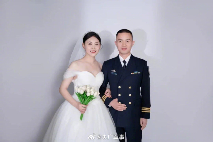 海军礼服结婚照图片