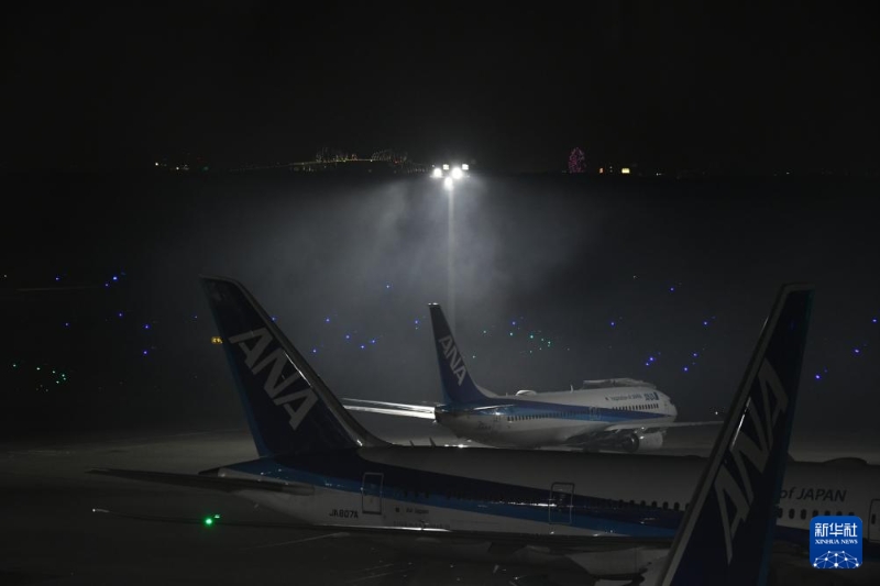 1月2日，在日本东京羽田机场，两机碰撞起火后机场跑道弥漫着浓烟。（图源：新华社）