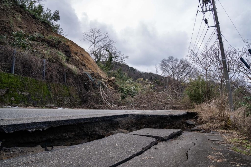 1月2日，在日本石川县羽咋郡，道路被地震损坏。（图源：新华社）