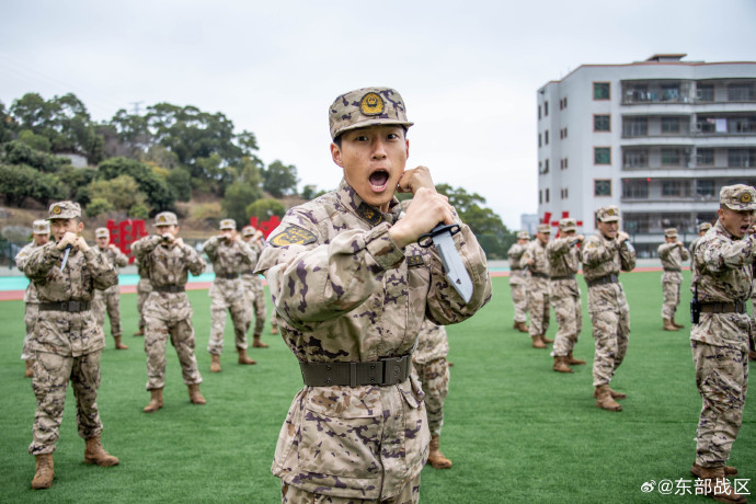 特种兵手握匕首图片图片