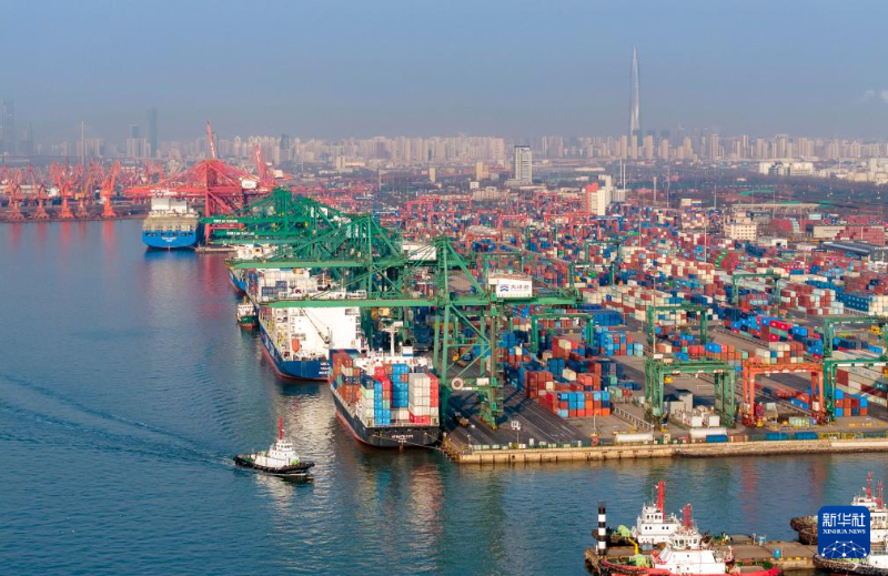 2月2日，货轮停靠在天津港集装箱码头（无人机照片）。（图源：新华社）