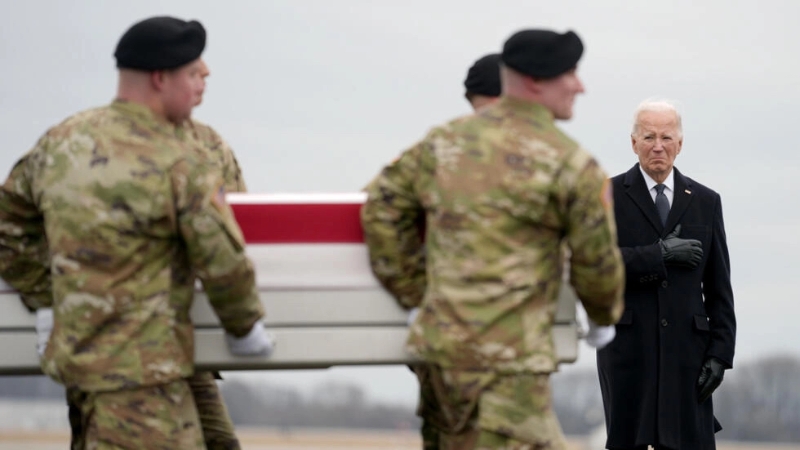 2月2日，美国总统拜登在特拉华州多佛空军基地迎接在约旦无人机袭击中死亡的美军士兵遗体回国。（图源：美联社）