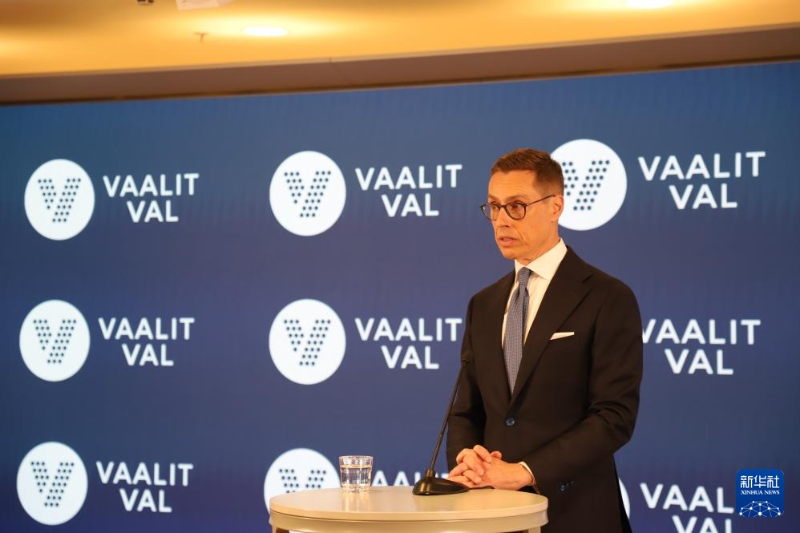 2月11日，在芬兰赫尔辛基市政厅，斯图布与国际媒体见面并回答问题。（图源：新华社）