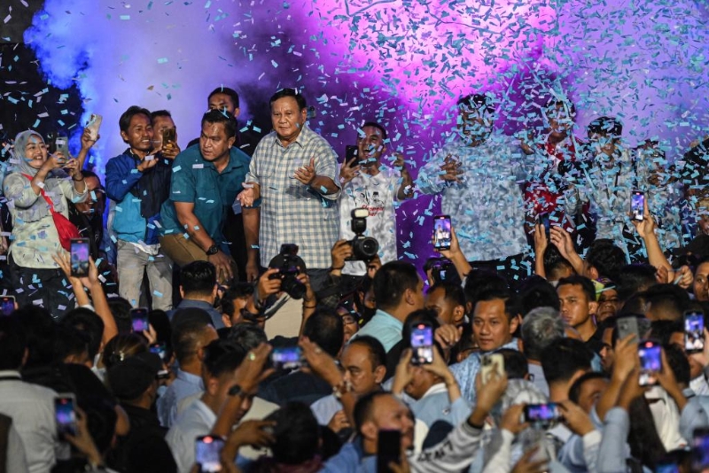 2月14日，在印度尼西亚雅加达，现任国防部长普拉博沃·苏比安托（中）在集会上庆祝获胜。（图源：新华社）
