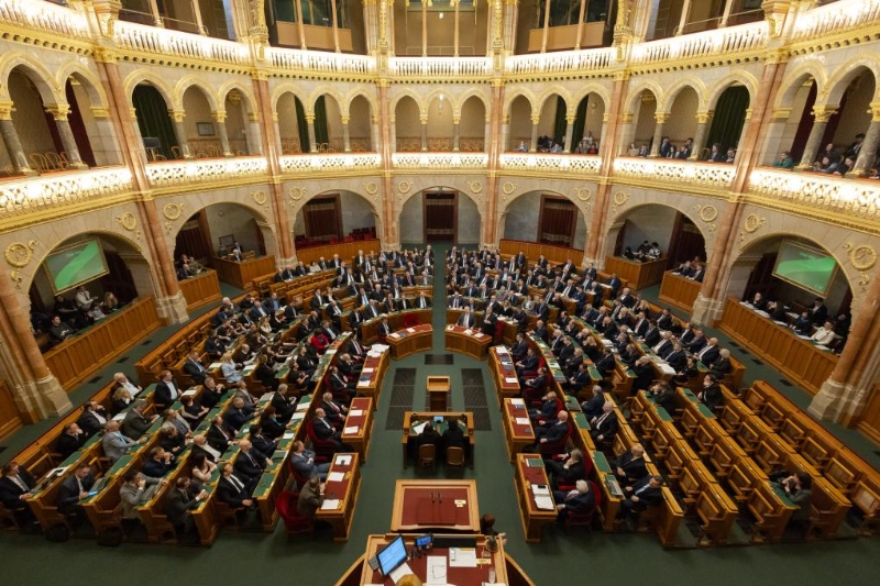 匈牙利国会2月26日以188票赞成、6票反对的投票结果，批准关于瑞典加入北约议定书的议案。（图源：新华社）