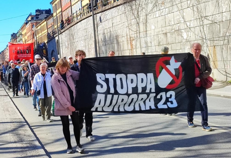 2023年4月22日，人们在瑞典斯德哥尔摩参加抗议活动。瑞典全国近20个城市当日举行活动，抗议在瑞典举行大规模国际军事演习、反对瑞典加入北约。（图源：新华社）