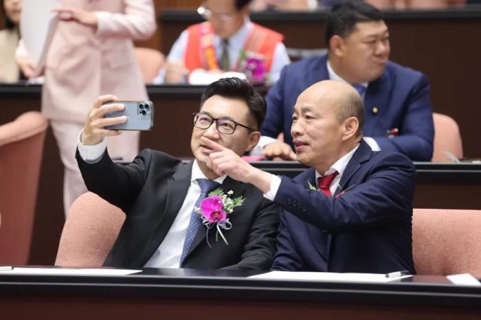 韩国瑜(右)与江启臣(左)在议场内自拍合影。图片来源：台湾联合新闻网.jpg
