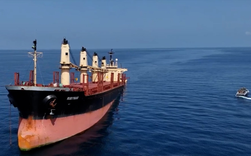 这张拍摄日期不明的照片显示了英国货轮“鲁比马尔”号沉没前的景象。也门政府3月2日发表声明说，受暴风雨影响，此前被胡塞武装导弹击中的英国货轮“鲁比马尔”号1日夜间在也门海岸附近沉没。新华社发（也门政府供图）