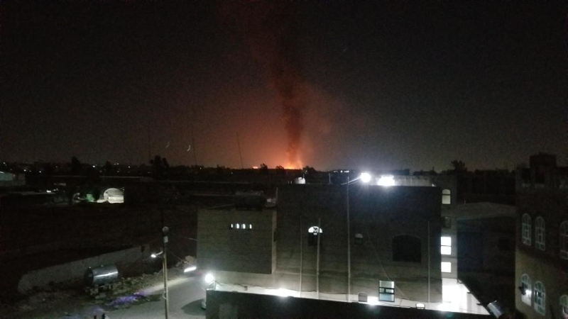 2月24日，也门首都遭到美英战机空袭后升起浓烟（手机拍摄）。新华社发（阿扎奇摄）