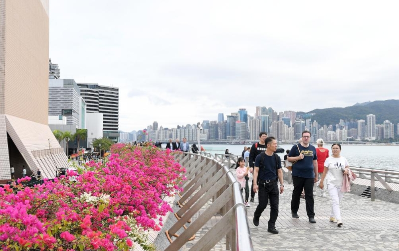 2024年3月19日，游客在香港尖沙咀游览。（图源：新华社）