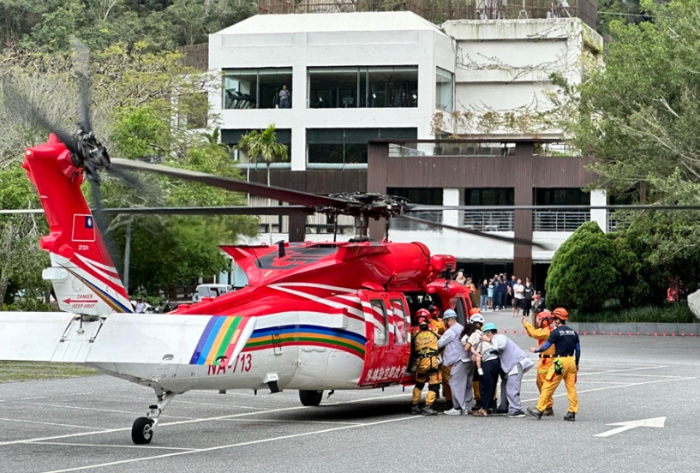 台湾花莲大地震消防人员直升机救灾