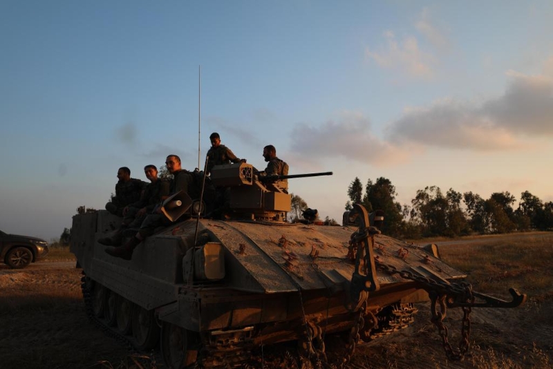 这是4月7日拍摄的加沙地带和以色列边境以色列一侧的以军部队。（图源：新华社）