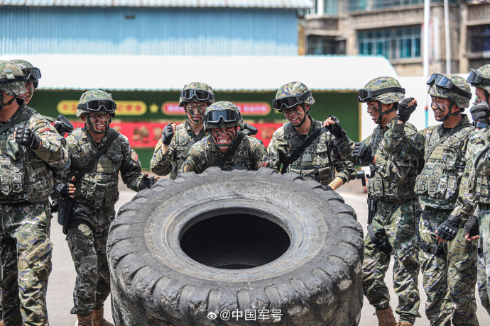 武警练兵瞬间帅成壁纸