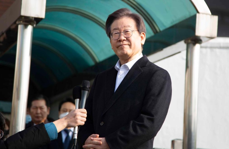 1月10日，韩国最大在野党党首李在明从首尔大学医院出院时发表讲话。（图源：新华社）