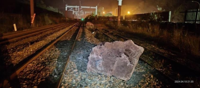 台铁普悠玛列车10日晚间在花莲和平站南边擦撞落石导致列车出轨