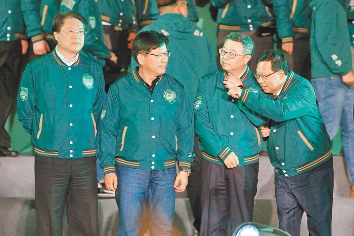 图为今年总统选举投开票日当天，林右昌（左起）、林佳龙、卓荣泰、郑文灿，四人合照