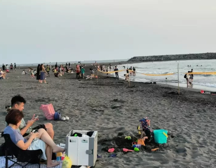 高雄旗津海水浴场近日发生油污污染