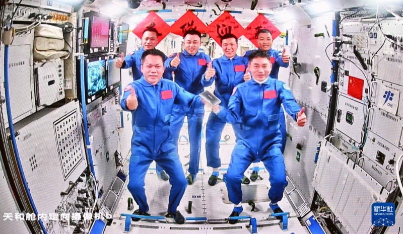 这是4月26日在北京航天飞行控制中心拍摄的神舟十七号航天员乘组和神舟十八号航天员乘组“全家福”。新华社记者 金良快 摄