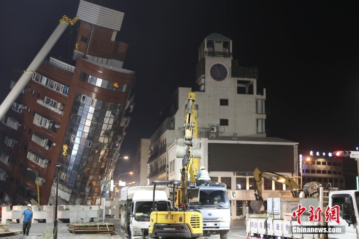 4月3日7时58分在台湾花莲县海域发生7.3级地震，震源深度12公里。震后，位于花莲的天王星大楼发生严重倾斜，多人受困。据了解，地震发生时天王星大楼内共有25人，截至目前已救出24人，1人待救援。图为4月3日晚，天王星大楼救援现场。中新社记者 杨程晨 摄.jpg