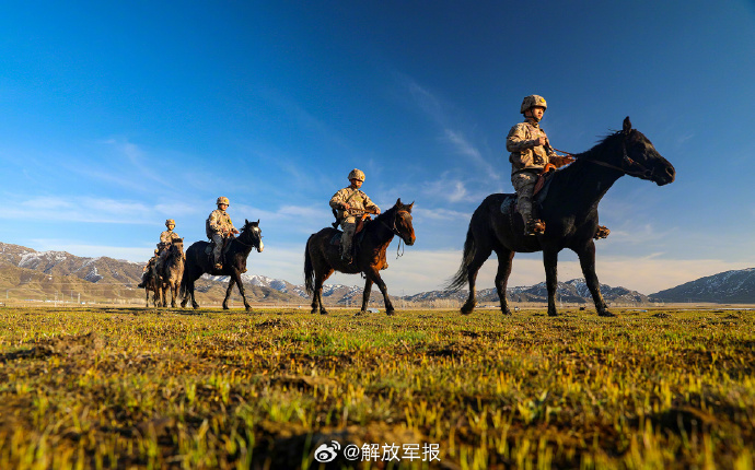 边防战士骑马巡边疆