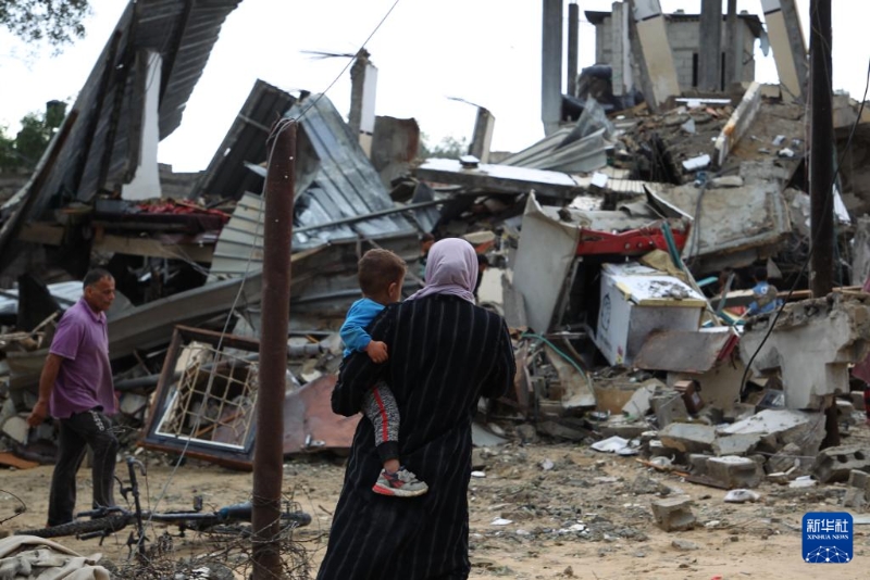 5月6日，在加沙地带南部城市拉法，人们查看以军空袭后的废墟。新华社发（哈立德·奥马尔 摄）