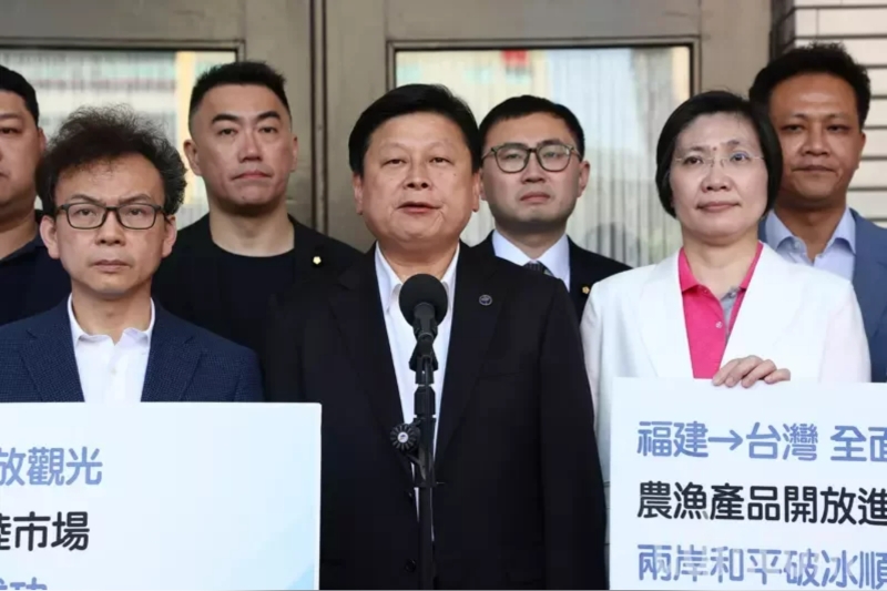 台立法机构国民党团总召傅崐萁（中）与16名一同赴陆参访的蓝营民代们，在台立法机构议场前举行“两岸破冰和平之旅，振兴台湾百工百业”记者会，宣告此次赴大陆之行的各项惠台成果。记者许正宏／摄影 图片来源：台湾“联合新闻网”