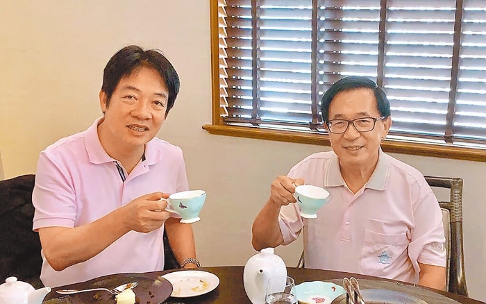 图为2019年8月，陈水扁在脸书贴出与赖清德喝茶的蔡英<strong>爱游戏最新首页登录</strong>合照