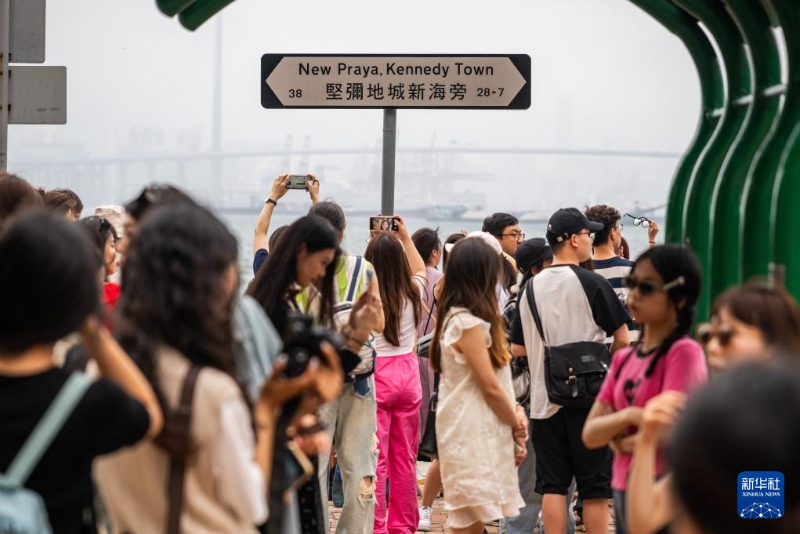 5月2日，游客在香港一处网红景点打卡拍照。新华社记者 朱炜 摄