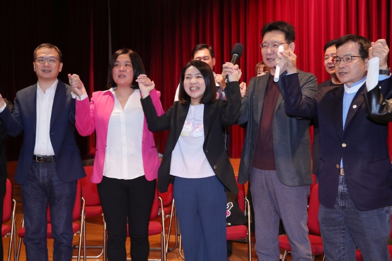 国民党民代徐巧芯（中）13日在台湾媒体人赵少康陪同下，与“战斗蓝”民代成员们聚集，一起为徐巧芯加油打气。（图源：台湾“中时新闻网”）