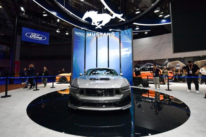 这是2023年11月6日在第六届进博会汽车展区福特汽车展台拍摄的跑车。新华社记者孟涛摄